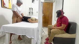 Marido Espera Al Lado Mientras A Su Hermosa Esposa Le Estan Haciendo Masajes Eroticos En Su Cuerpo Por Un Pervertido Que Se Hace Pasar Por Medico Fisioterapeutas 21 Min