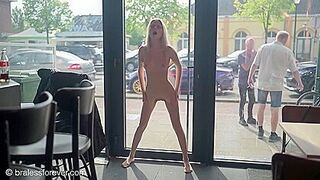 Xenia Fickt Sich Mit Einem Dildo Vor Publicum