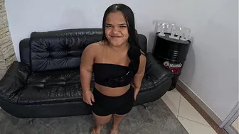 The first time of the little dwarf Baixinha Butdudinha and she decided to do her first anal