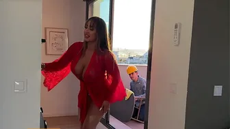Latina MILF wants her plumber to fuck her with his big cock - La Paisita Oficial