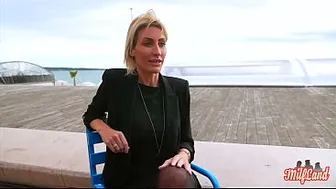 Anouk, an elegant woman, is looking for a well-veined cock.