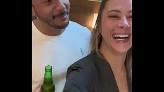 Come see, cuckold, look what this dick does to your little wife - This Brazilian married woman is a delight, she fucked a big black guy and even humiliated her cuckold husband.