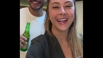"Come see, cuckold, look what this dick does to your little wife" - This Brazilian married woman is a delight, she fucked a big black guy and even humiliated her cuckold husband.