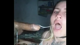 I love deepthroat and milk on my face, I like that they give me in doggy style and against the wall and that it squirts me. I make him a delicious pete and he gives me all the milk.