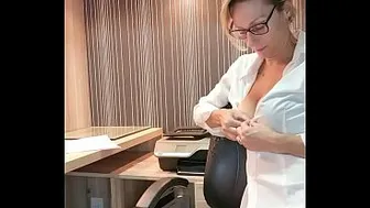 Aline giving a guided handjob and getting a cumshot on her breasts - www.alineflavio.com.br